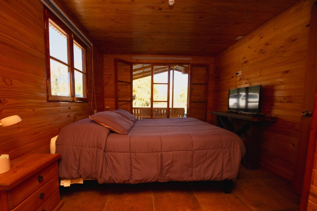 Cama preparada y ventana del dormitorio