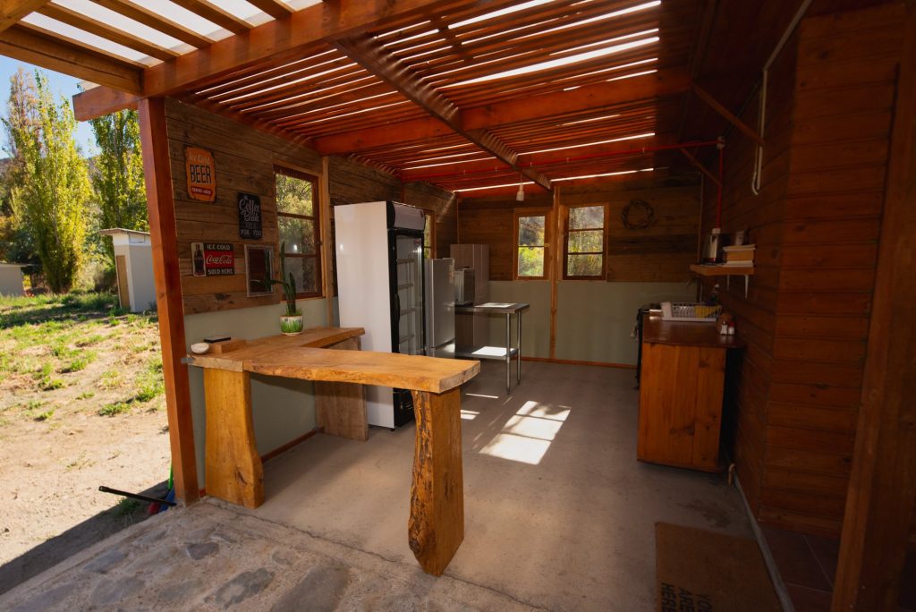 Terraza techada con comedor y cocina exterior