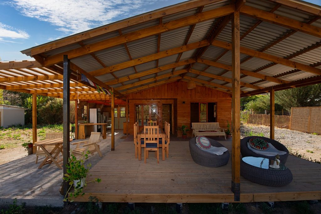 Exterior de la cabaña con terraza techada