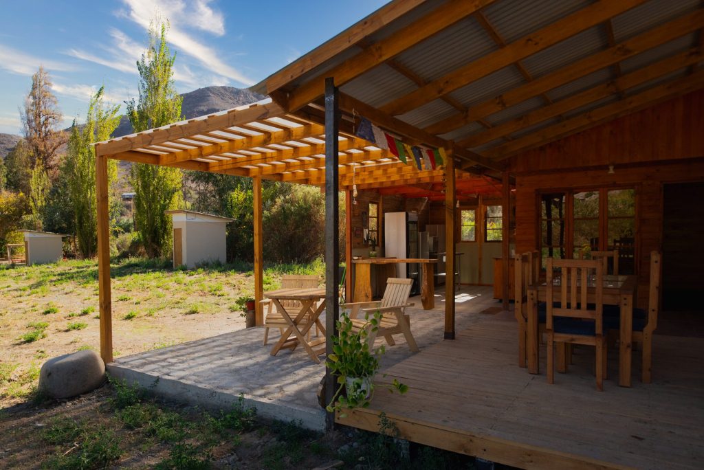 Entrada y pérgola junto a la cabaña