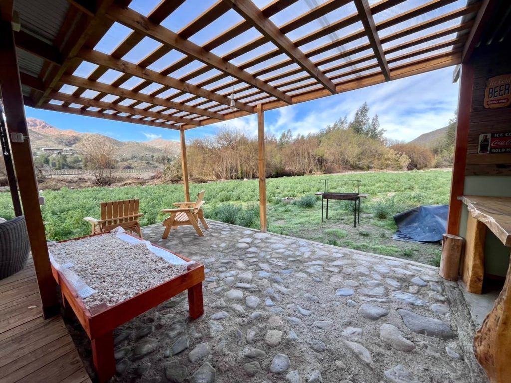 Pérgola y terraza de piedra frente al valle de Río Hurtado
